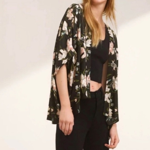 Aritzia Talula floral kimono - Picture 2 of 4